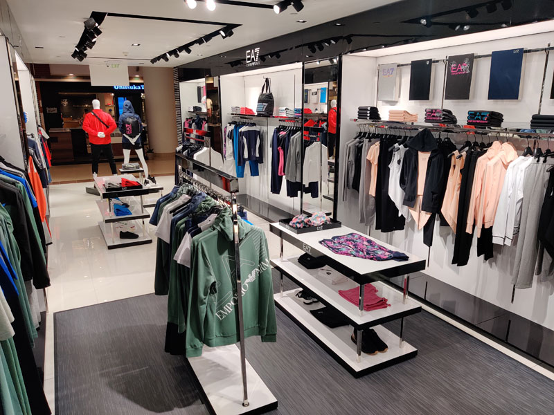 Armani exchange outlet. Аутлет Армани. Emporio Armani Outlet. Emporio Armani Внуково аутлет. Аутлет Армани парк.