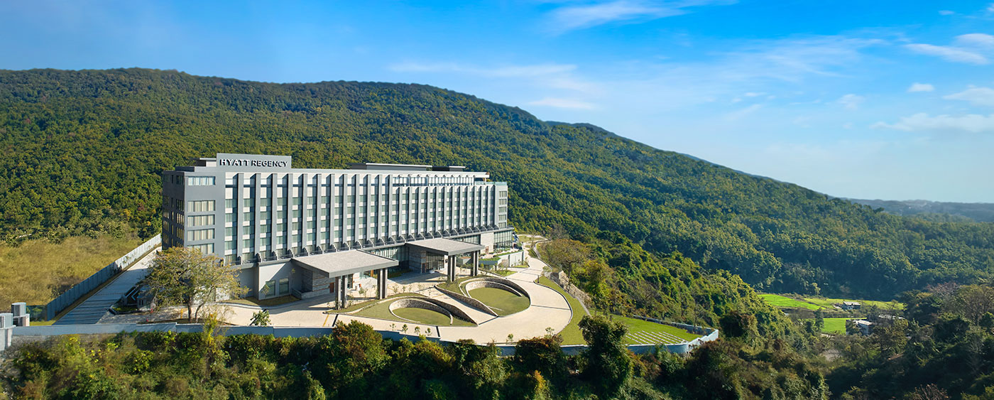 A Quietly Luxurious Weekend Retreat in the mountains