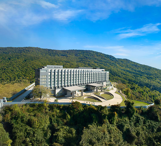 A Quietly Luxurious Weekend Retreat in the mountains